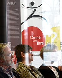 Ausschnitt aus einem Foto von der Ausstellungseröffnung in Stuttgart